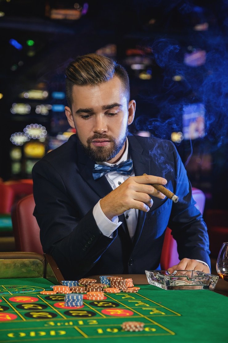 Dealer live casino sedang menangani permainan blackjack secara langsung dengan pemain